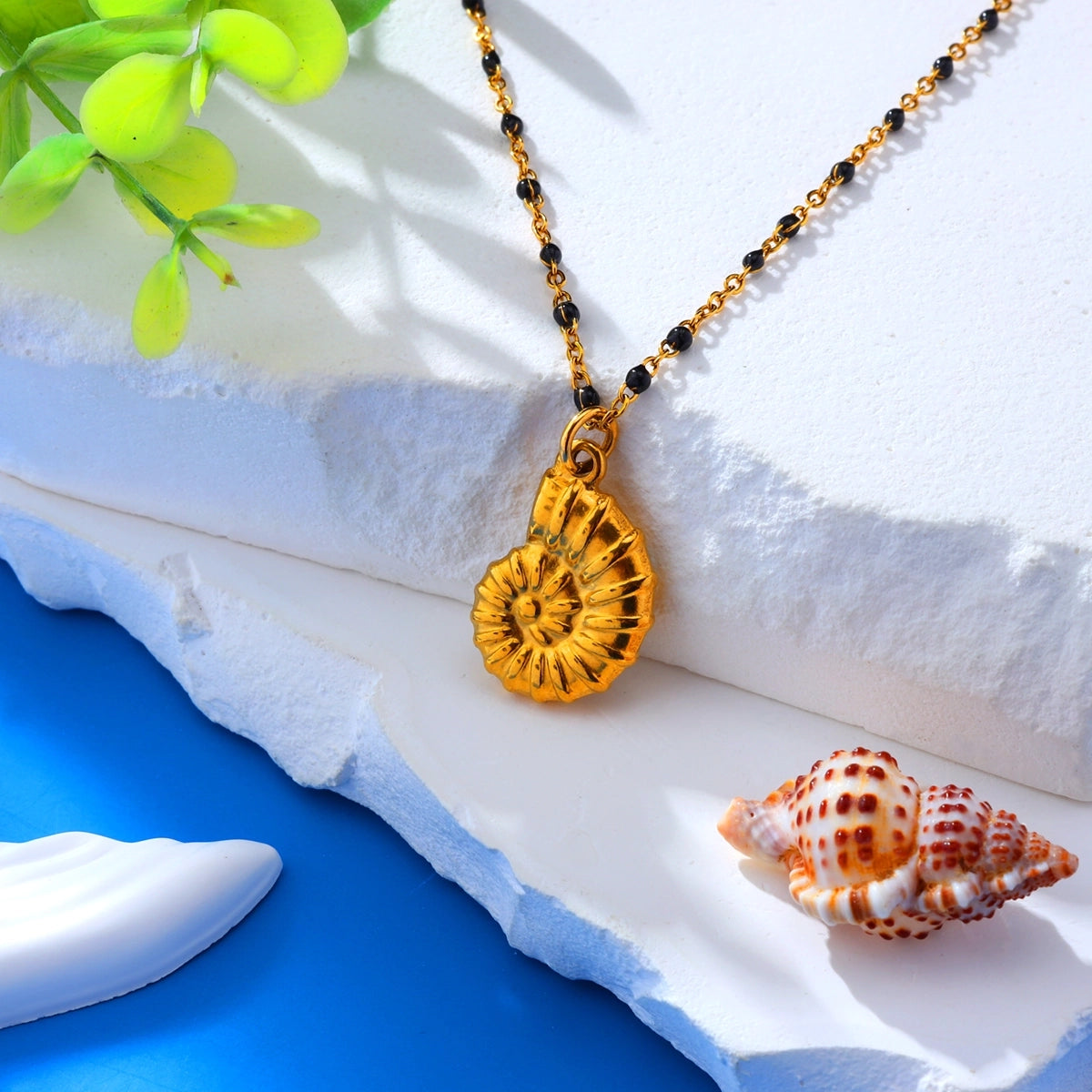 Conch Black Bead Pendant Necklace