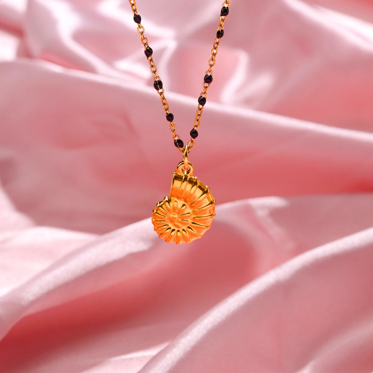 Conch Black Bead Pendant Necklace