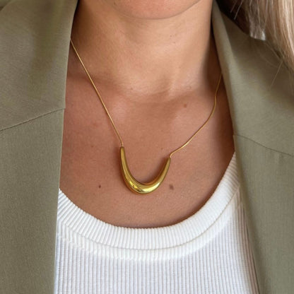 Delicate Curve Necklace