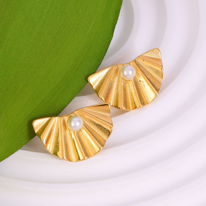 Shell Pearls Ribbed Stud Earrings