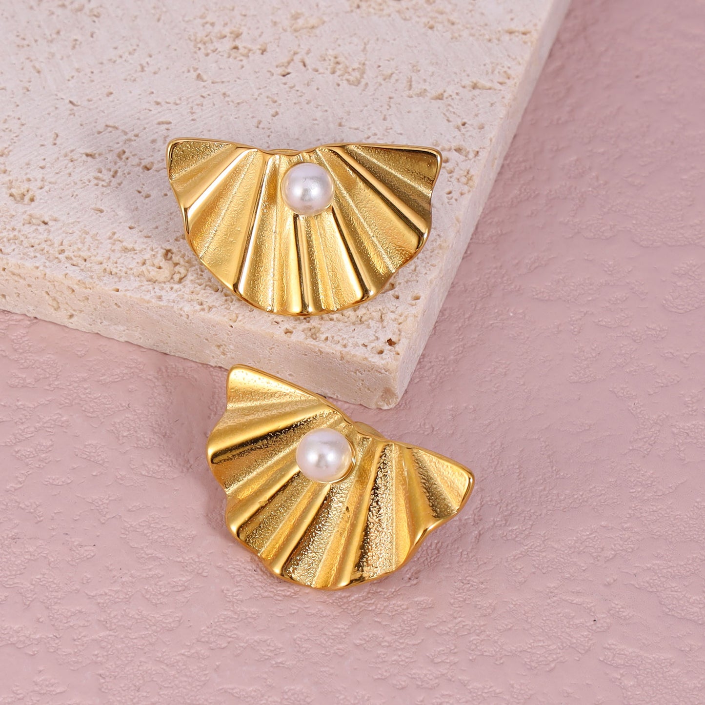 Shell Pearls Ribbed Stud Earrings