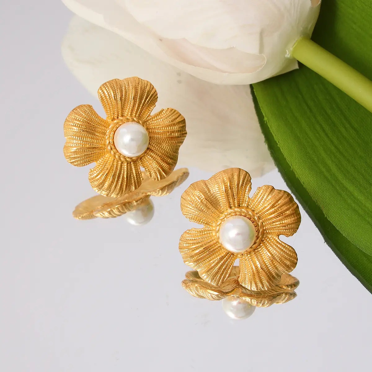 Shell Beads Flower Stud Earrings