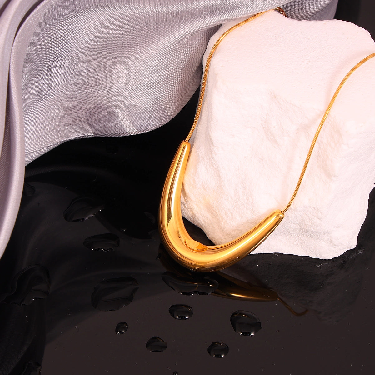 Delicate Curve Necklace