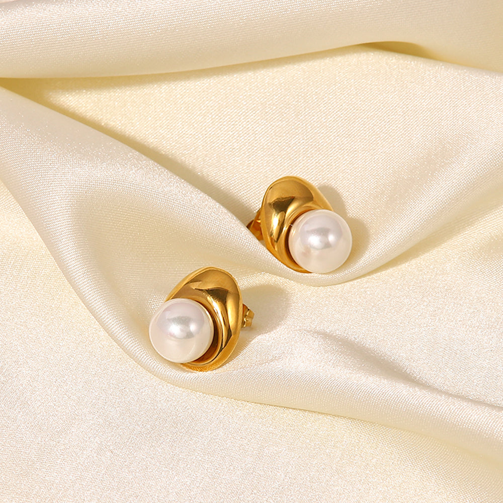 Shell Pearls Stud Earrings