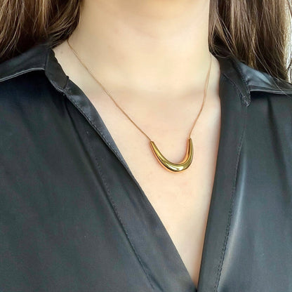 Delicate Curve Necklace